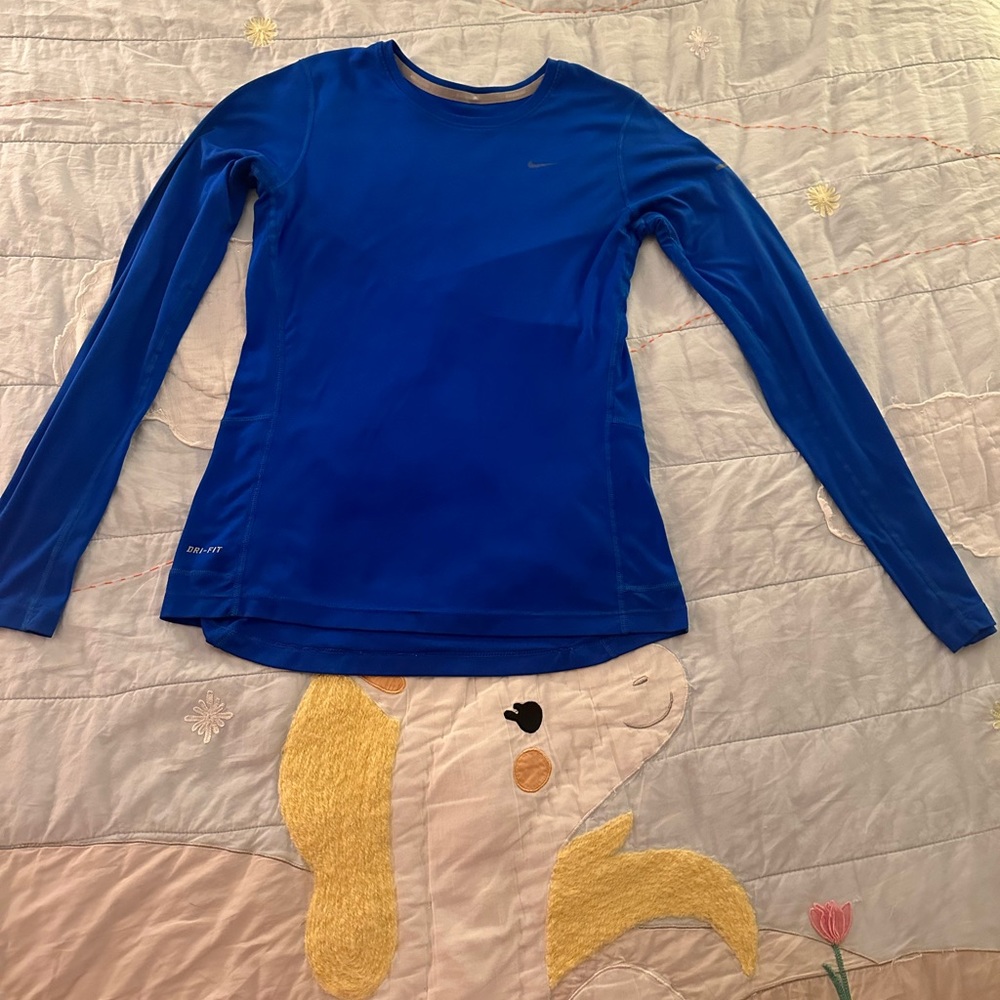 Size medium women’s Nike dry fit shirt